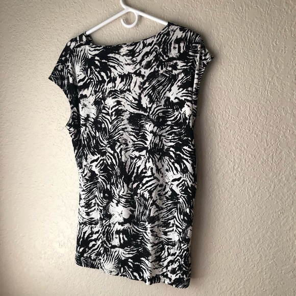 Vince Camuto cap sleeve black print top. - Picture 3 of 5